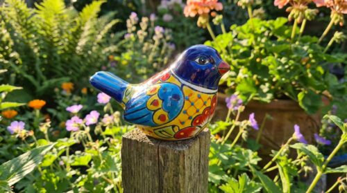 kleine objecten in tuinen beschermen vogels door hun zichtbaarheid te vergroten, niet door fysieke barrières te vormen.