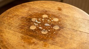 oud houten meubels behouden hun afwerking zolang ze niet worden blootgesteld aan agressieve schoonmaakmiddelen. leer hoe je je meubels op de juiste manier onderhoudt om hun schoonheid te bewaren.