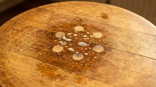 oud houten meubels behouden hun afwerking zolang ze niet worden blootgesteld aan agressieve schoonmaakmiddelen. leer hoe je je meubels op de juiste manier onderhoudt om hun schoonheid te bewaren.