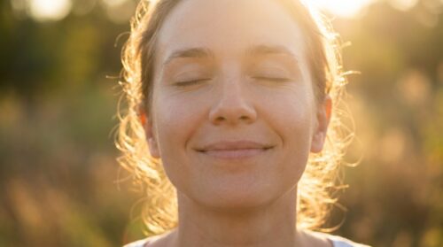 psychologen onderzoeken hoe het zoeken naar betekenis vaak leidt tot meer welzijn dan het simpelweg nastreven van geluk.