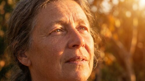 psychologie verklaart waarom sommige emoties pas na lange tijd naar boven komen en hoe ons geheugen en verwerking daarbij een rol spelen.