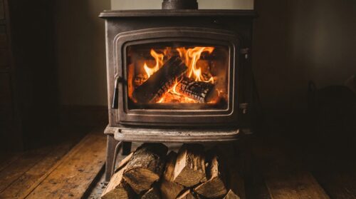 ontdek of je een houtkachel veilig 's nachts aan kunt laten staan en krijg tips voor het efficiënt en veilig gebruiken van je houtkachel gedurende de nacht.